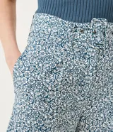 Bermuda de lino con estampado floral, tiro alto y cinturón de tela con hebilla forrada.