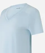 Remera deportiva color verde salvia, de manga corta y escote en V. Confeccionada en microfibra con orificios para facilitar la transpiración.