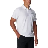 Polo de hombre Columbia Tech Trail, color blanco, de manga corta, con logo bordado en el pecho. Confeccionada en tejido hidroabsorbente Omni-Wick™ con elastano.