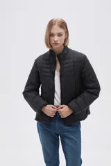 Campera puffer negra con cuello mao y cierre frontal con cremallera.