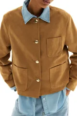 Chaqueta color camel con cuello redondo, botones dorados y bolsillos parche delanteros.
