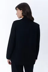 Blazer formal negro de lino, de corte recto y solapas clásicas.