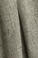Pollera tobillera color beige con textura de lino, de tiro alto con cierre oculto y cierre de corchete atrás. Pinzas en la parte superior para crear una elegante y favorecedora silueta evasé. Forrada.