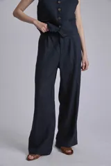 Pantalón de lino azul marino de corte palazzo con cintura alta y pinzas.