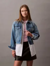 Campera de jean celeste de Calvin Klein, de corte cropped y estilo de los años 90.