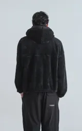 Hoodie negro con capucha confeccionado en corderito y detalles de tela bomber en pecho, espalda, capucha y bolsillos.