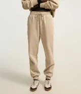 Pantalón jogger color amarillo claro, con cintura elástica y cordón de ajuste. Confeccionado en algodón con forro de polar.