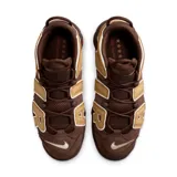 Championes de caña alta Nike Air More Uptempo '96 Nas, color chocolate con detalles en marrón claro y blanco. Presentan la palabra "AIR" en letras grandes a los costados y logo de Nike en rojo en el talón y la suela.