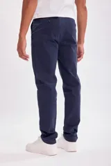 Pantalón chino azul marino de corte recto.