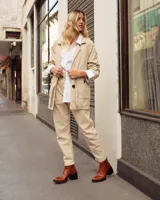 Botines negros de cuero con estampado de cocodrilo, taco cuadrado y cierre lateral con cremallera.