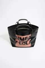 Bolso shopper negro con doble asa y logo Bimba y Lola estampado en color salmón. Tiene bolsillo interior con cremallera y piezas de piel.