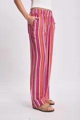 Pantalón de viscosa con rayas verticales en tonos fucsia, naranja y blanco, con cintura elástica y corte palazzo.