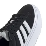 Championes Adidas Grand Court con plataforma, capellada negra de gamuza sintética con las tres tiras blancas de cuero sintético, cuello y lengüeta blancos, cordones blancos y suela de goma blanca con plataforma.