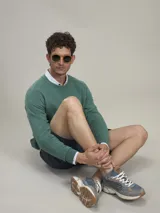 Sweater gris de algodón con cuello redondo.