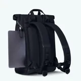 Mochila Cabaia modelo Explorer Wellington, color negro, con tapa enrollable, revestimiento impermeable, cremalleras AquaGuard, espumas traseras, bolsillo exterior para botella de agua, rayas reflectantes, compartimento principal amplio, bolsillo para ordenador de hasta 16 pulgadas, hebilla de bloqueo magnético Fidlock, correa para el pecho y sistema MOLLE.