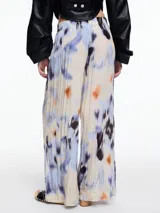 Pantalón de pierna ancha confeccionado en viscosa crinkled con estampa de manchas. De calce relajado y cintura con elástico.