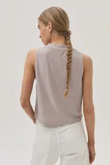 Musculosa color champagne de tejido brillante.