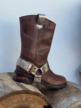 Bota de cuero marrón con estribo desmontable plateado.