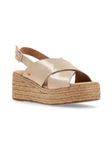 Sandalia con plataforma de yute y tiras cruzadas en cuero color beige.
