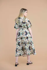Vestido italiano de algodón estampado, con diseño cruzado, falda con volados y cintura elastizada.