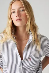 Camisa de manga larga a rayas verticales blancas, negras y violetas, con bolsillo en el pecho.