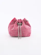 Cartera tipo bombonera color fucsia, cubierta de strass plateados, con cierre de cordón ajustable y cadena plateada.