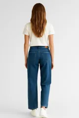 Pantalón de jean azul oscuro, de corte recto y tiro alto.