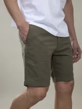 Bermuda color verde oliva, de corte recto y largo hasta la rodilla.