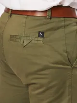 Pantalón chino gris de corte slim fit.