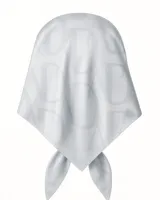 Pañuelo cuadrado de satén color gris claro con estampado del logo de la marca.