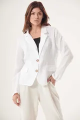 Blazer blanco de lino con solapas de muesca, cierre con dos botones de madera, bolsillos de parche y corte clásico.
