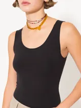 Musculosa negra de algodón pima orgánico, de calce al cuerpo y terminaciones al corte.