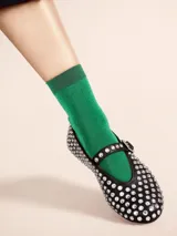 Par de medias cortas de color verde esmeralda con puño verde oscuro brillante y puntera y talón blancos.