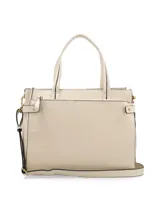 Cartera tipo shopper color crema, de cuero liso, con doble asa corta y correa larga extraíble. Tiene cierre principal, bolsillo externo con cierre, bolsillo interno con cierre y forro textil.