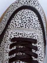 Championes urbanos Champion Shell con capellada de cuero con estampado animal print, detalles en cuero liso color marrón y suela de goma color caramelo.
