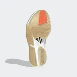 Championes de running Adidas Adizero Adios Pro 4, color blanco con detalles en beige y rosa. Cuentan con tecnología Lightstrike Pro, varillas de carbono Energyrods 2.0 y suela de caucho Continental.