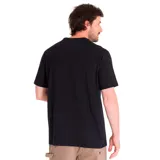 Remera negra de manga corta con estampa frontal de la marca Caterpillar en amarillo y blanco sobre un fondo de rayas diagonales amarillas y negras.