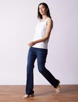 Blusa blanca sin mangas de seda fría, con cuello redondo y apliques de flores blancas.