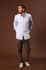 Pantalón de vestir marrón de corte recto, con bolsillos laterales y traseros.