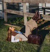 Bota corta color crema con textura de reptil, caña media, punta cuadrada, cierre lateral y taco de madera.