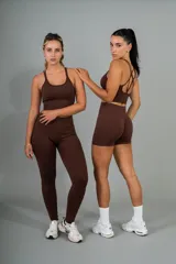 Conjunto deportivo color marrón compuesto por calzas largas y top deportivo de tirantes.