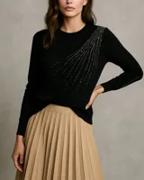 Sweater negro de lanilla con cuello redondo y mangas largas. Presenta un diseño de líneas de strass que irradian desde el hombro.