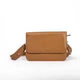 Bandolera marrón de cuero vacuno, con cierre metálico YKK, correa ajustable extraíble y bolsillo interno con cierre.