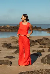 Musculosa roja de lino con escote cuadrado y corte crop.