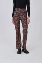 Calza estampada con patrón de leopardo en tonos marrones y negros. Talle alto y corte recto/ligeramente acampanado en el bajo.