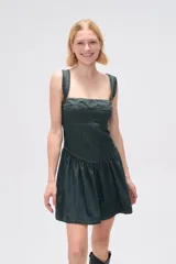 Vestido corto de jean azul oscuro, con breteles finos, escote cuadrado, corte ajustado y falda fruncida.