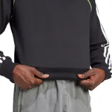 Buzo Adidas negro de corte clásico, con cuello redondo en contraste verde flúor y las tres tiras blancas características de la marca en las mangas.