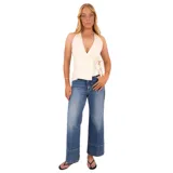 Remera blanca con escote halter cruzado y lazo lateral.