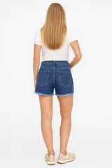 Short de jean negro con calce medio y terminación desflecada.