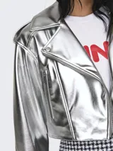 Chaqueta corta plateada de estilo biker con cierre asimétrico de cremallera, cuello con solapas y mangas largas con detalles de botones.